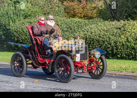 5 novembre 2023. I partecipanti alla corsa di auto da Londra a Brighton Veteran Car Run 2023 guidando attraverso West Sussex, Inghilterra, Regno Unito. Il percorso del famoso evento annuale si estende per 60 chilometri circa. Una famosa Darracq 10/12 di tipo o del 1904 chiamata Genevieve, apparsa nel film omonimo 70 anni fa. Foto Stock