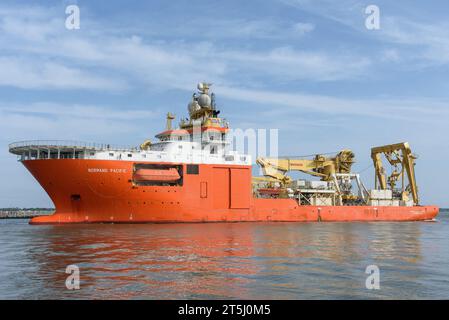 Normand Pacific, una nave offshore lascia il porto di Saint Nazaire per Yeu Noirmoutier, il futuro parco eolico offshore. Foto scattata nel settembre 2023 Foto Stock