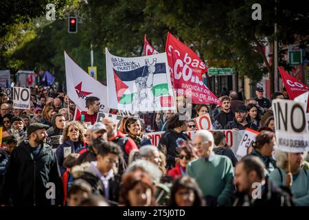 Madrid, Spagna. 5 novembre 2023. Un gruppo di manifestanti tiene bandiere e striscioni durante una manifestazione pro-palestinese nel quartiere operaio di Madrid a Vallecas. (Foto di David Canales/SOPA Images/Sipa USA) credito: SIPA USA/Alamy Live News Foto Stock