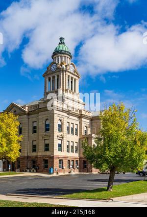 Angolo tra il tribunale della contea di Winneshiek e la torre dell'orologio a Decorah, Iowa Foto Stock