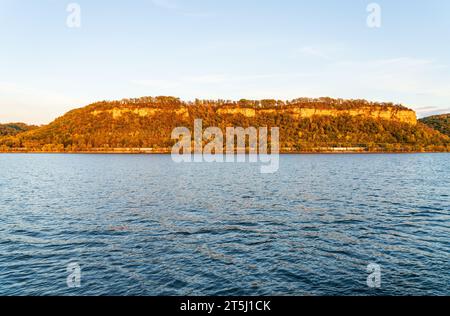 Scogliere al tramonto dell'area naturale dello stato di Maiden Rocks Bluff a Winsaviera viste dal fiume Mississippi Foto Stock