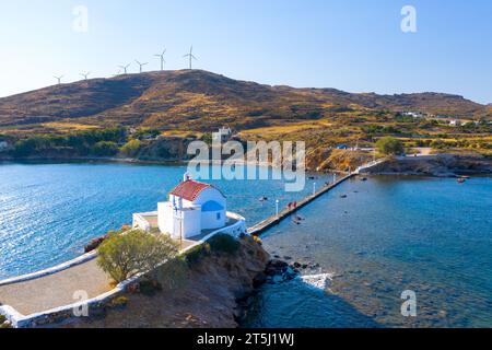 Piccola chiesa di Agios Isidoro nel mare sopra le rocce, isola di Leros, Grecia. Foto Stock