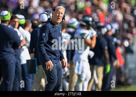 Baltimora, Stati Uniti. 5 novembre 2023. Il capo-allenatore dei Seattle Seahawks Pete Carroll gioca la linea laterale contro i Baltimore Ravens durante il primo tempo al M&T Bank Stadium di Baltimora, Maryland, domenica 5 novembre 2023. Foto di David Tulis/UPI credito: UPI/Alamy Live News Foto Stock