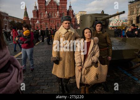 Mosca, Russia. 5 novembre 2023. Una donna cinese posa per una foto con un artista che indossa l'uniforme militare della seconda guerra mondiale in un museo interattivo all'aperto nella Piazza Rossa di Mosca il 5 novembre 2023 per commemorare il 82° anniversario della parata militare del 7 novembre 1941, quando i soldati dell'Armata Rossa marciarono oltre le mura del Cremlino verso la linea del fronte per combattere le truppe della Germania nazista durante la seconda guerra mondiale Foto Stock