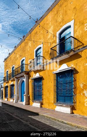 Architettura colorata con facciata coloniale a Campeche, Yucatan, Messico. Foto Stock