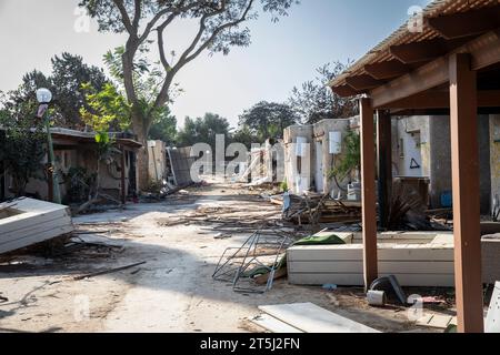 Edifici carbonizzati e distrutti di Kibbutz Kfar Aza dopo un brutale attacco del gruppo terroristico Hamas il 7 ottobre 2023 Foto Stock