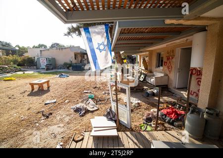 Edifici carbonizzati e distrutti di Kibbutz Kfar Aza dopo un brutale attacco del gruppo terroristico Hamas il 7 ottobre 2023 Foto Stock