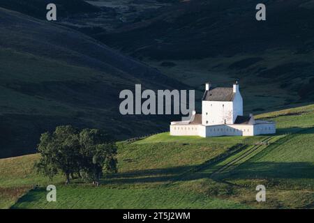 Sole di prima mattina sul Castello di Corgarff, arroccato su una collina nel Parco Nazionale di Cairngorms e circondato da Moorland Foto Stock