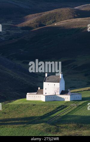 Il Castello di Corgarff, la Casa medievale della Torre dipinta di bianco, adagiata su una remota collina nel Parco Nazionale di Cairngorms in una soleggiata mattinata in tarda estate Foto Stock