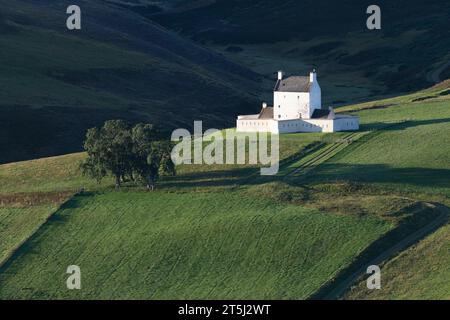 Sole di prima mattina in tarda estate sul castello di Corgarff, arroccato su una remota montagna nelle Highlands scozzesi Foto Stock