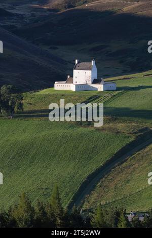 Su una collina che si affaccia sul fiume Don, il castello di Corgarff cattura il sole della mattina presto in tarda estate Foto Stock