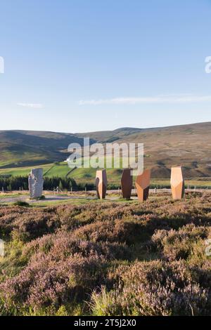 Su Heather Moorland nel Parco Nazionale di Cairngorms, gli Watchers offrono vedute verso il Castello di Corgarff su un'adiacente Hillside Foto Stock