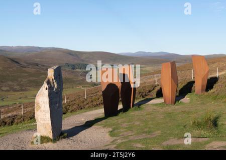 La scultura "A Moment in Time" e l'installazione d'Arte Contemporanea "The Watchers" su una collina vicino alla Lecht Road che si affaccia sul fiume Don Foto Stock