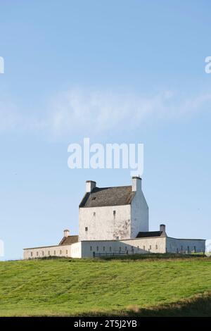 Corgarff Castle, la White Harled Medieval Tower House, contro un cielo blu al primo mattino del sole nel Cairngorms National Park, Scozia Foto Stock