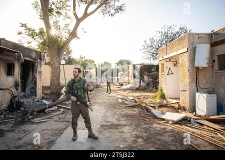 I soldati di pattuglia a Kibbutz Kfar Aza, un Kibbutz situato a due chilometri dalla Striscia di Gaza, sono stati attaccati da uomini armati del gruppo terroristico Hamas Foto Stock
