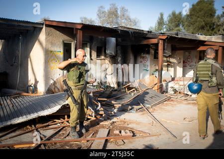 I soldati di pattuglia a Kibbutz Kfar Aza, un Kibbutz situato a due chilometri dalla Striscia di Gaza, sono stati attaccati da uomini armati del gruppo terroristico Hamas Foto Stock