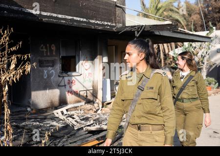 I soldati di pattuglia a Kibbutz Kfar Aza, un Kibbutz situato a due chilometri dalla Striscia di Gaza, sono stati attaccati da uomini armati del gruppo terroristico Hamas Foto Stock