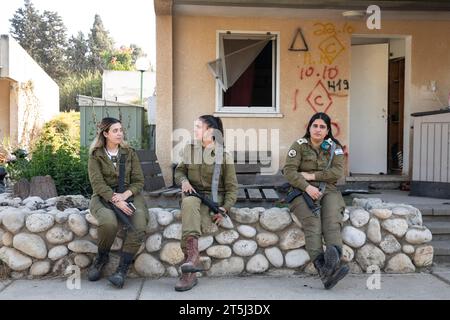 I soldati di pattuglia a Kibbutz Kfar Aza, un Kibbutz situato a due chilometri dalla Striscia di Gaza, sono stati attaccati da uomini armati del gruppo terroristico Hamas Foto Stock