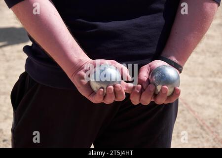 Uomo che tiene dietro due bocche d'acciaio Foto Stock