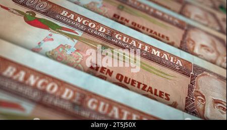 Quetzal Money Printing illustrazione 3D. Stampa di banconote da 100 GTQ. Concetto di finanza, contante, crisi economica, successo commerciale, recessione, banca, tasse e d Foto Stock