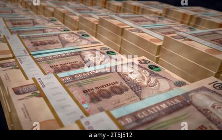 Illustrazione 3d del pacchetto monetario del Guatemala Money quetzal. 100 pile di banconote GTQ. Concetto di finanza, denaro contante, crisi economica, successo commerciale, pausa Foto Stock