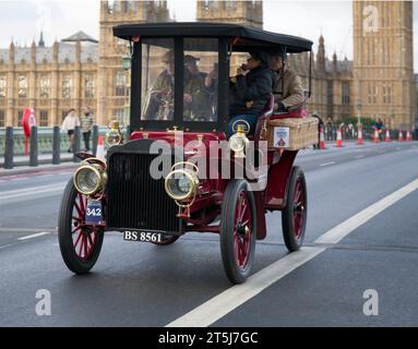 Entrant 342 1904 White (Steam) sul Westminster Bridge di Londra per la corsa di auto veterane di Brighton Foto Stock