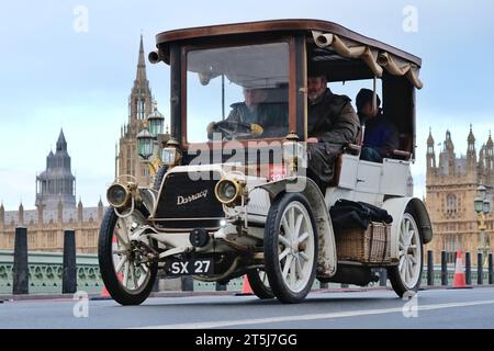 Londra, Regno Unito. 5 novembre 2023. L'annuale RM Sotherbys London a Brighton Veteran Car Run attraversa il Westminster Bridge. Ora, nel suo 127° anno, quasi 400 auto, unite da alcune motociclette veterane e ciclisti si sono spostate da Hyde Park a Madeira Drive a Brighton, commemorando la corsa di Emanicipation che ha avuto luogo dopo che il limite di velocità dei veicoli è stato aumentato a 14 km/h sotto le locomotive dell'Highways Act. Credito: Fotografia dell'undicesima ora/Alamy Live News Foto Stock