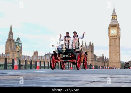 Londra, Regno Unito. 5 novembre 2023. L'annuale RM Sotherbys London a Brighton Veteran Car Run attraversa il Westminster Bridge. Ora, nel suo 127° anno, quasi 400 auto, unite da alcune motociclette veterane e ciclisti si sono spostate da Hyde Park a Madeira Drive a Brighton, commemorando la corsa di Emanicipation che ha avuto luogo dopo che il limite di velocità dei veicoli è stato aumentato a 14 km/h sotto le locomotive dell'Highways Act. Credito: Fotografia dell'undicesima ora/Alamy Live News Foto Stock