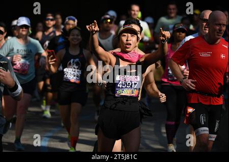 New York, USA. 5 novembre 2023. Una corridore reagisce alle persone che la applaudono mentre supera il miglio 15 durante la maratona TCS di New York, New York, New York, 5 novembre 2023. (Foto di Anthony Behar/Sipa USA) credito: SIPA USA/Alamy Live News Foto Stock