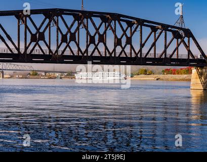 Ponte della Dubuque Railroad attraverso l'Upper Mississippi in una tranquilla mattinata nebbiosa con una barca da crociera sul fiume attraccata Foto Stock