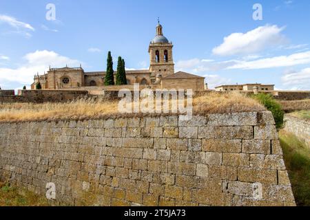 La storica cattedrale medievale di Santa María nella città spagnola di Ciudad Rodrigo, nella Spagna nord-occidentale, vista dai suoi fossati difensivi Foto Stock