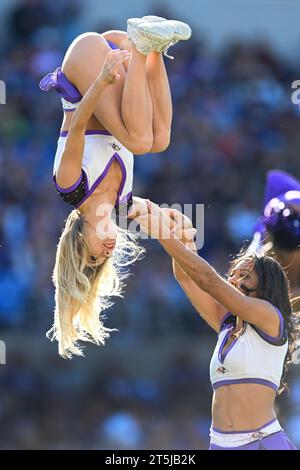 Baltimora, Stati Uniti. 5 novembre 2023. Le cheerleaders dei Baltimore Ravens si esibiscono contro i Seattle Seahawks durante il primo tempo al M&T Bank Stadium di Baltimora, Maryland, domenica 5 novembre 2023. Foto di David Tulis/UPI credito: UPI/Alamy Live News Foto Stock