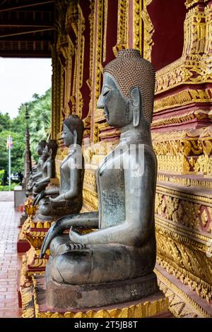 Haw Phra Kaew (Pha Keo,Prakeo), statue di Buddha nel chiostro del santuario principale (sala principale), e cortile, Vientiane, Laos, Sud-Est asiatico, Asia Foto Stock