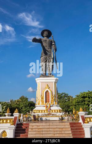 Statua di Re Anouvong, Parco Chao Anouvong, strada di fronte al fiume di Mekong, Vientiane, Laos, Sud-est asiatico, Asia Foto Stock