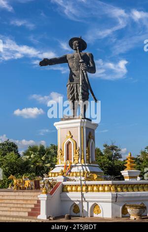 Statua di Re Anouvong, Parco Chao Anouvong, strada di fronte al fiume di Mekong, Vientiane, Laos, Sud-est asiatico, Asia Foto Stock