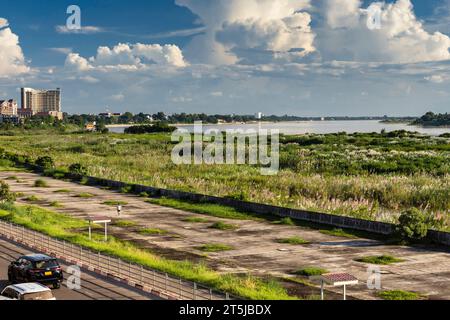 Il fiume Mekong, dalla strada di Mekong sul lungofiume, al confine con la Thailandia (dall'altra parte del fiume), Vientiane, Laos, Sud-est asiatico, Asia Foto Stock