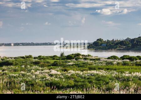 Il fiume Mekong, dalla strada di Mekong sul lungofiume, al confine con la Thailandia (dall'altra parte del fiume), Vientiane, Laos, Sud-est asiatico, Asia Foto Stock