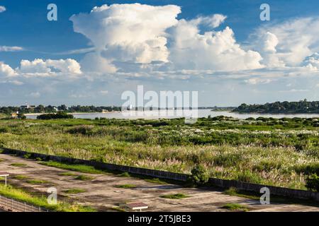 Il fiume Mekong, dalla strada di Mekong sul lungofiume, al confine con la Thailandia (dall'altra parte del fiume), Vientiane, Laos, Sud-est asiatico, Asia Foto Stock