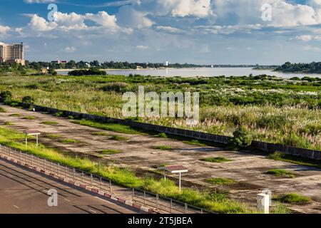 Il fiume Mekong, dalla strada di Mekong sul lungofiume, al confine con la Thailandia (dall'altra parte del fiume), Vientiane, Laos, Sud-est asiatico, Asia Foto Stock