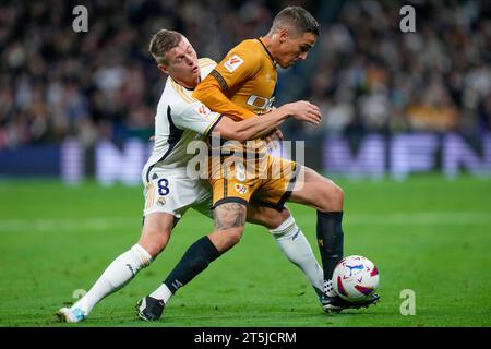 Madrid, Spagna. 5 novembre 2023. Toni Kroos del Real Madrid CF e Oscar Guido Trejo del Rayo Vallecano durante la partita di la Liga tra Real Madrid e Rayo Vallecano giocata allo stadio Santiago Bernabeu il 5 novembre 2023 a Madrid, in Spagna. (Foto di Cesar Cebolla/PRESSINPHOTO) crediti: PRESSINPHOTO SPORTS AGENCY/Alamy Live News Foto Stock