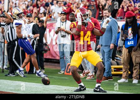 Il wide receiver degli USC Trojans Raleek Brown (14) festeggia un touchdown durante una partita di football NCAA contro i Washington Huskies, sabato 4 novembre 2 Foto Stock