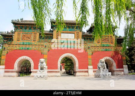 PECHINO - 23 MAGGIO: Arco commemorativo in stile tradizionale cinese nel Parco Beihai, il 23 maggio 2014, Pechino, Cina Foto Stock