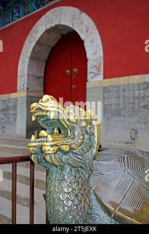 PECHINO - 23 MAGGIO: Scultura in bronzo tartaruga di Dio nel Parco Beihai, 23 maggio 2014, Pechino, Cina Foto Stock