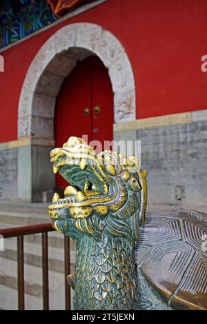 PECHINO - 23 MAGGIO: Scultura in bronzo tartaruga di Dio nel Parco Beihai, 23 maggio 2014, Pechino, Cina Foto Stock