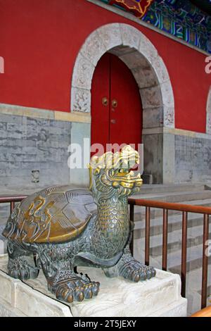 PECHINO - 23 MAGGIO: Scultura in bronzo tartaruga di Dio nel Parco Beihai, 23 maggio 2014, Pechino, Cina Foto Stock