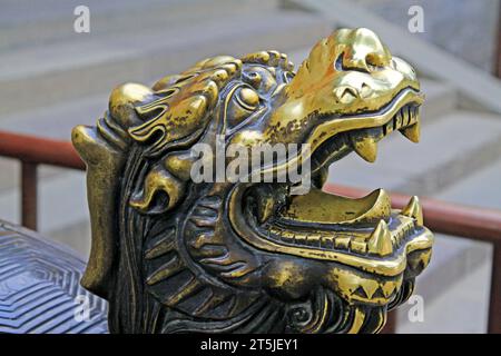 PECHINO - 23 MAGGIO: Scultura in bronzo tartaruga di Dio nel Parco Beihai, 23 maggio 2014, Pechino, Cina Foto Stock