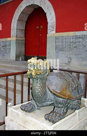 PECHINO - 23 MAGGIO: Scultura in bronzo tartaruga di Dio nel Parco Beihai, 23 maggio 2014, Pechino, Cina Foto Stock