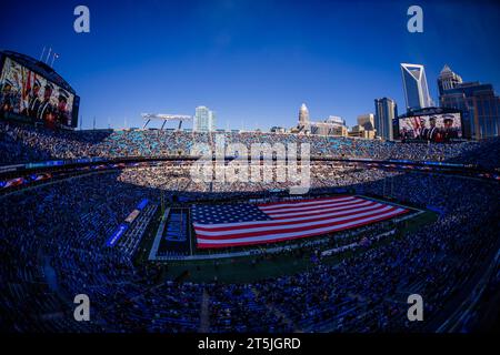 Charlotte, NC, USA. 5 novembre 2023. In generale, l'inno nazionale prima della partita tra i Carolina Panthers e gli Indianapolis Colts a Charlotte, NC. (Scott Kinser/Cal Sport Media). Credito: csm/Alamy Live News Foto Stock