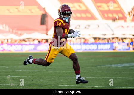 Il wide receiver degli USC Trojans Raleek Brown (14) segnò un touchdown durante una partita di football NCAA contro i Washington Huskies, sabato 4 novembre 2023, Foto Stock