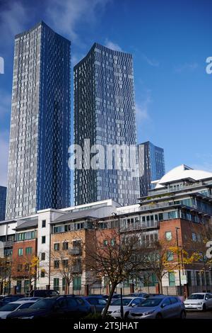 5 novembre 2023 - Manchester Regno Unito : guardando verso gli edifici di New Jackson Deansgate Square Foto Stock